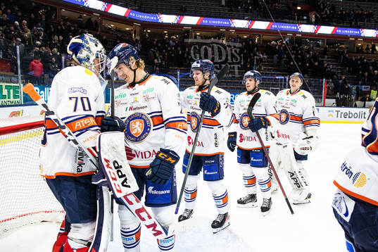 Växjös målvakt Adam Åhman och Viktor Bernhardtz jublar