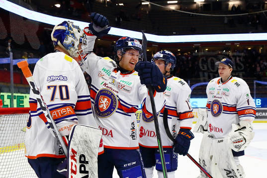 Växjös spelare tackar målvakt Adam Åhman