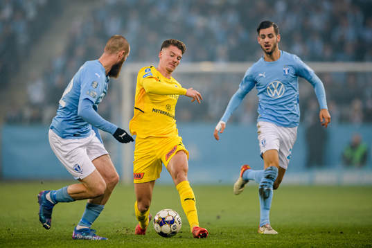 Malmö FFs Jo Inge Berget och Adi Nalic försvarar mot