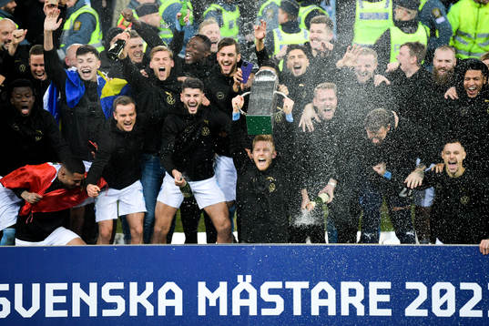 Malmö FFs spelare jublar med pokalen