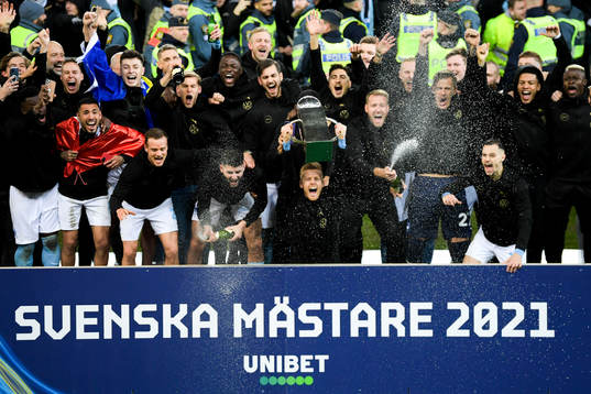 Malmö FFs spelare jublar med pokalen
