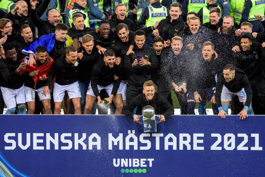 Malmö FFs spelare jublar med pokalen