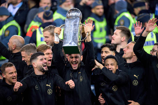Malmö FFs Antonio Colak och Adi Nalic jublar med pokalen