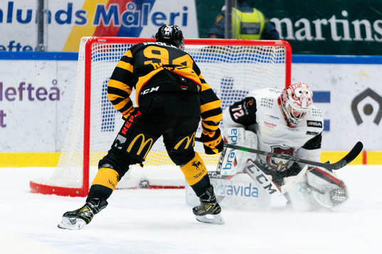 Skellefteås Linus Karlsson gör mål på Malmö Redhawks