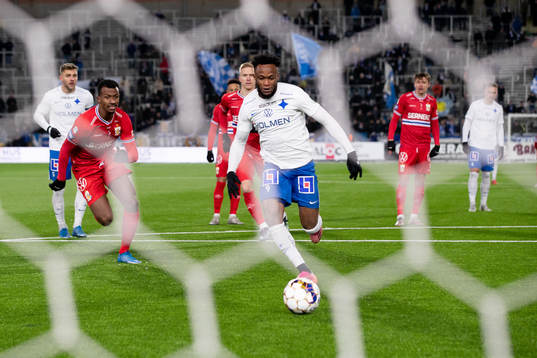 IFK Norrköpings Samuel Adegbenro skjuter bollen i mål