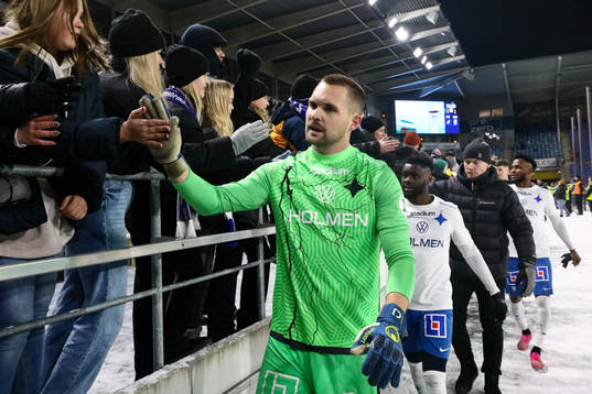 IFK Norrköpings målvakt Oscar Jansson tackar publiken