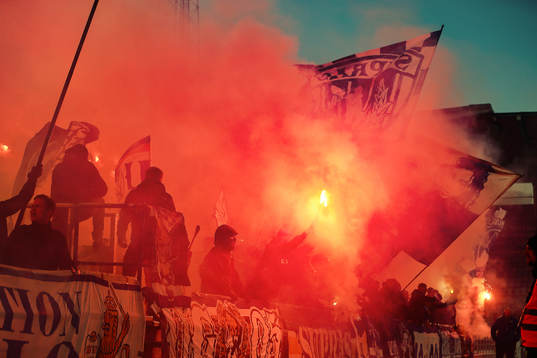 IFK Göteborgs supporters med bengaler