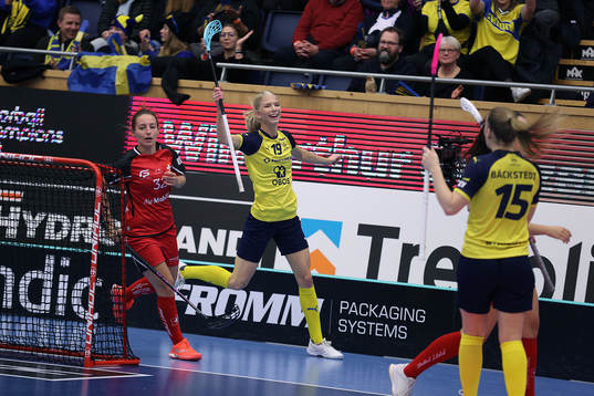Sweden Jonna Sjöberg scores