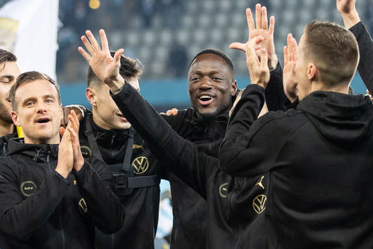 Malmö FFs målvakt Ismael Diawara jublar