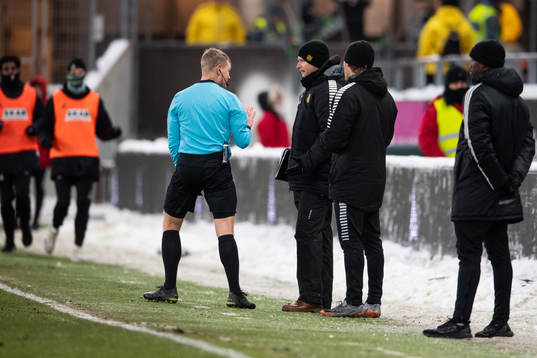 Domare Fredrik Klitte i samtal med GAIS ledare