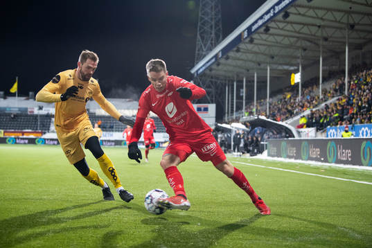 Brede Mathias Moe of Bodø/Glimt and Robert Taylor of Brann