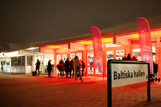 Publiken utanför Baltiska Hallen