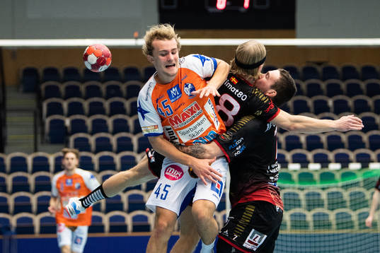Kristianstads Liam Kjellman mot HK Malmös Adam Tumba och