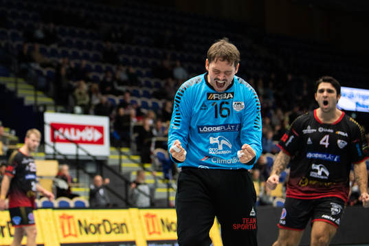 HK Malmös målvakt Adam Krantz jublar