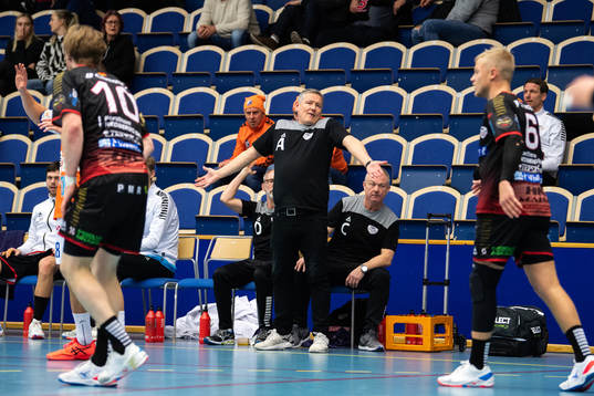 HK Malmös tränare Stian Tönnesen agerar
