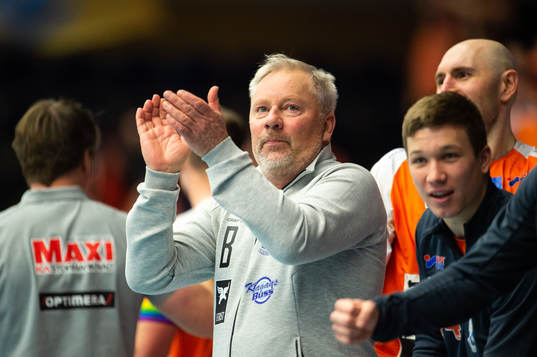 Kristianstads assisterande tränare Ulf Larsson jublar