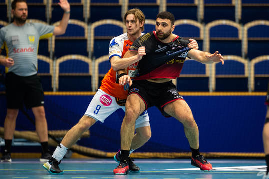 Kristianstads Anton Hallbäck och HK Malmös Kassem Awad