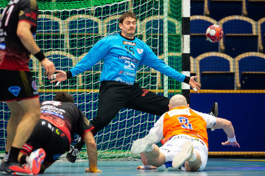 HK Malmös målvakt Adam Krantz och Kristianstads Besard