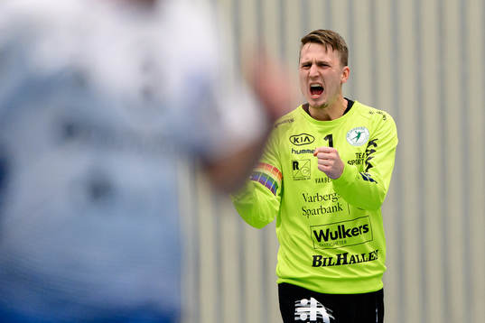 Varbergs målvakt Carl Aronius jublar