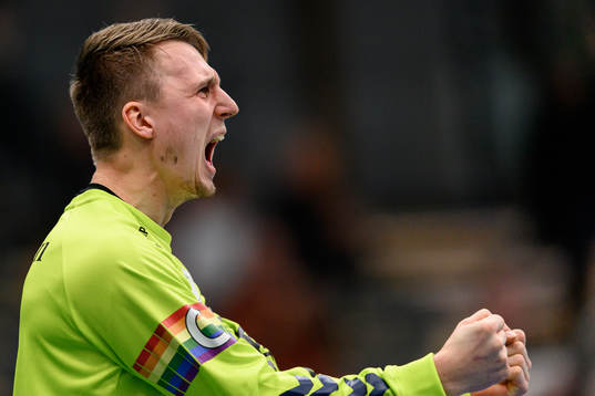 Varbergs målvakt Carl Aronius jublar