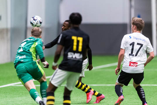 s Braxton Sserebe gör 0-1 bakom Sogndals målvakt Daniel