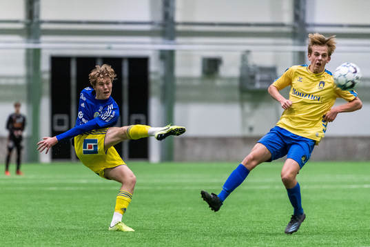 Sundsvalls Elvis Hansson och Bröndbys Magnus Søndergaard