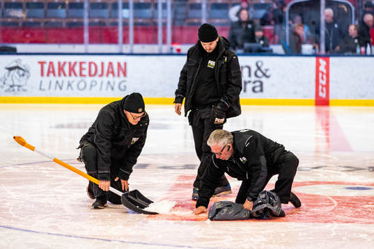 Vaktmästare försöker laga isen vilket innebär att andra