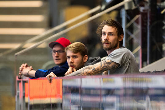 Redbergslids Tobias Johansson på läktaren