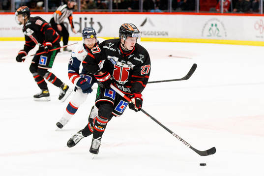 Örebros Simon Forsmarkunder ishockeymatchen i SHL mellan