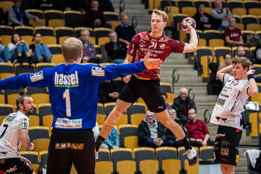 Lugis Theo Ubelacker och IFK Ystads målvakt Henrik