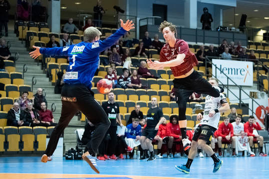 Lugis Isak Persson och IFK Ystads målvakt Henrik Nordlander