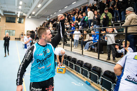 Redbergslids målvakt Andreas Palicka jublar med publiken
