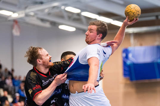 HK Malmös Magnus Persson och Redbergslids Anton Gustafsson