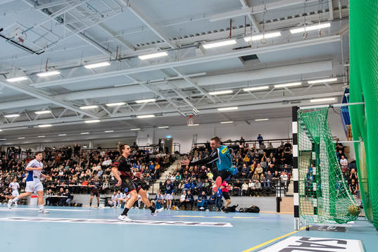 HK Malmös Charles Hugosson mot Redbergslids målvakt