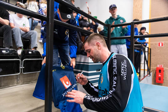Redbergslids målvakt  Andreas Palicka skriver autograf