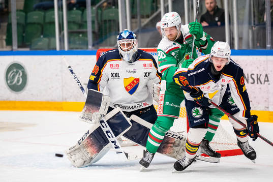 Rögles Ted Brithén oroar mot Djurgårdens målvakt Mantas