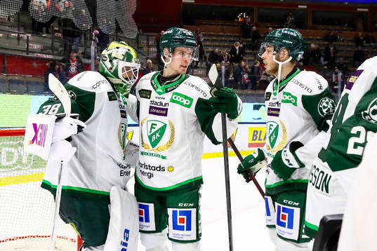 Färjestads spelare tackar målvakt Dominik Furch