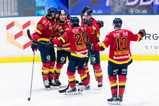 a vänster) gör 2-2 och jublar med lagkamrater
