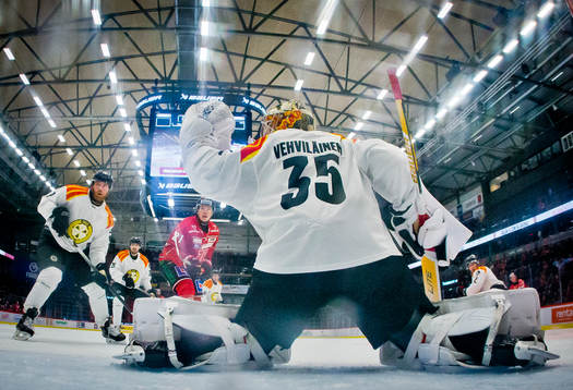 Brynäs målvakt Veini Vehviläinen räddar ett skott