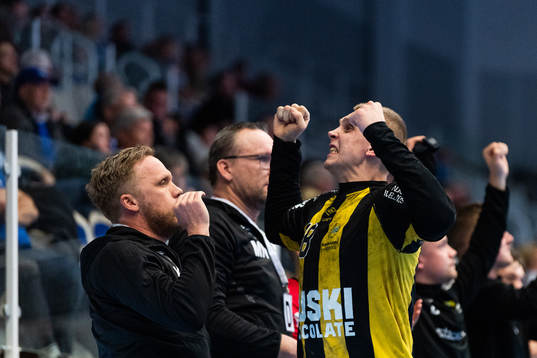 Hammarbys Edwin Aspenbäck jublar mot supportrarna