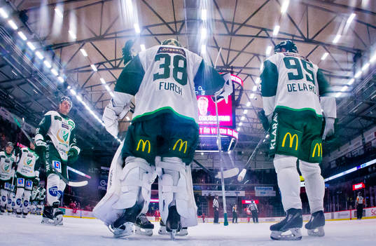 Jubel framför Färjestads Dominik Furch med Joakim Nygård