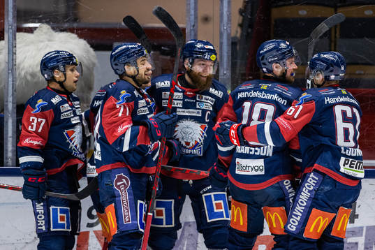 Linköpings Alexander Johansson (tvåa från höger) jublar