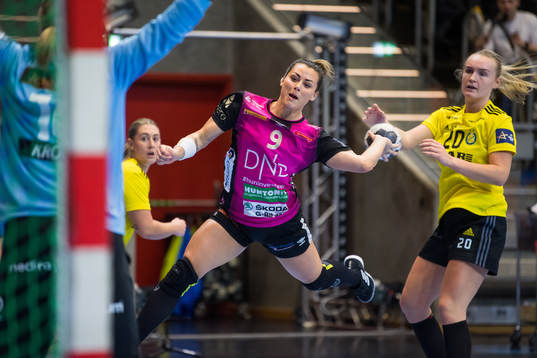 Nora Mørk of Vipers and Thea Blomst of Sävehof