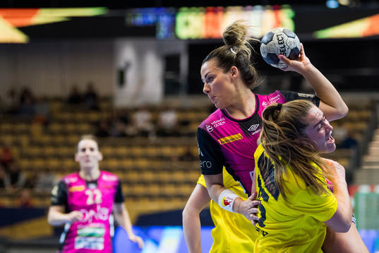 Nora Mørk of Vipers and Anne Tolstrup Petersen of Sävehof