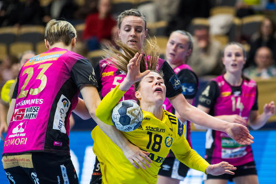Laura Cecilie Jensen competes for the ball with Zsuzsanna