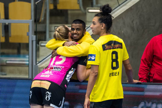 Isabelle Gulldèn of Vipers hugs Loui Sand next to Jamina