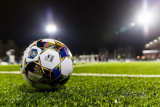 En fotboll på konstgräset