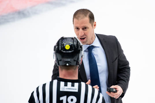 Cam Abbott, head coach of Rögle talks to the referees