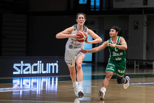 Norrköpings Kate Oliver och Södertäljes Chanelle Molina