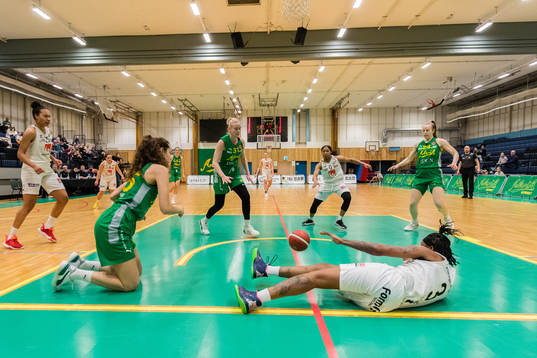 Alviks Hanna Käll och Visbys A'lexus Harrison i kamp om